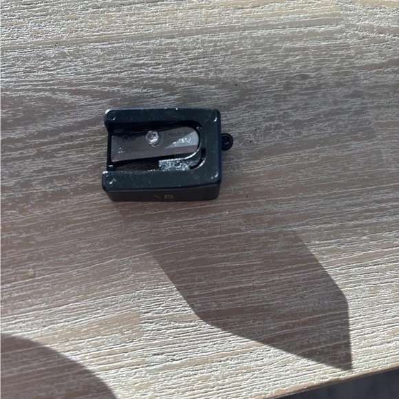 Victoria Beckham sharpener for eye & lip pencils - Picture 3 of 3